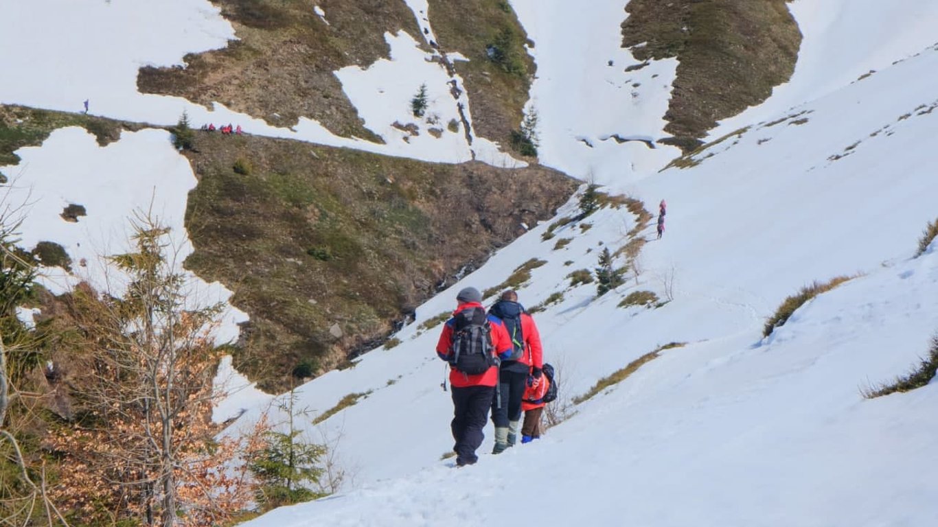 На Закарпатье в снегах потерялись туристы