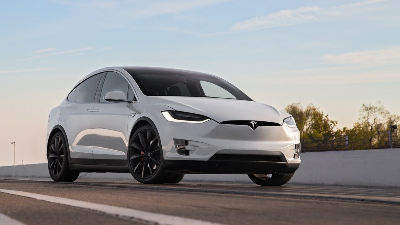 У электромобилей Tesla нашли серьезный дефект - что известно
