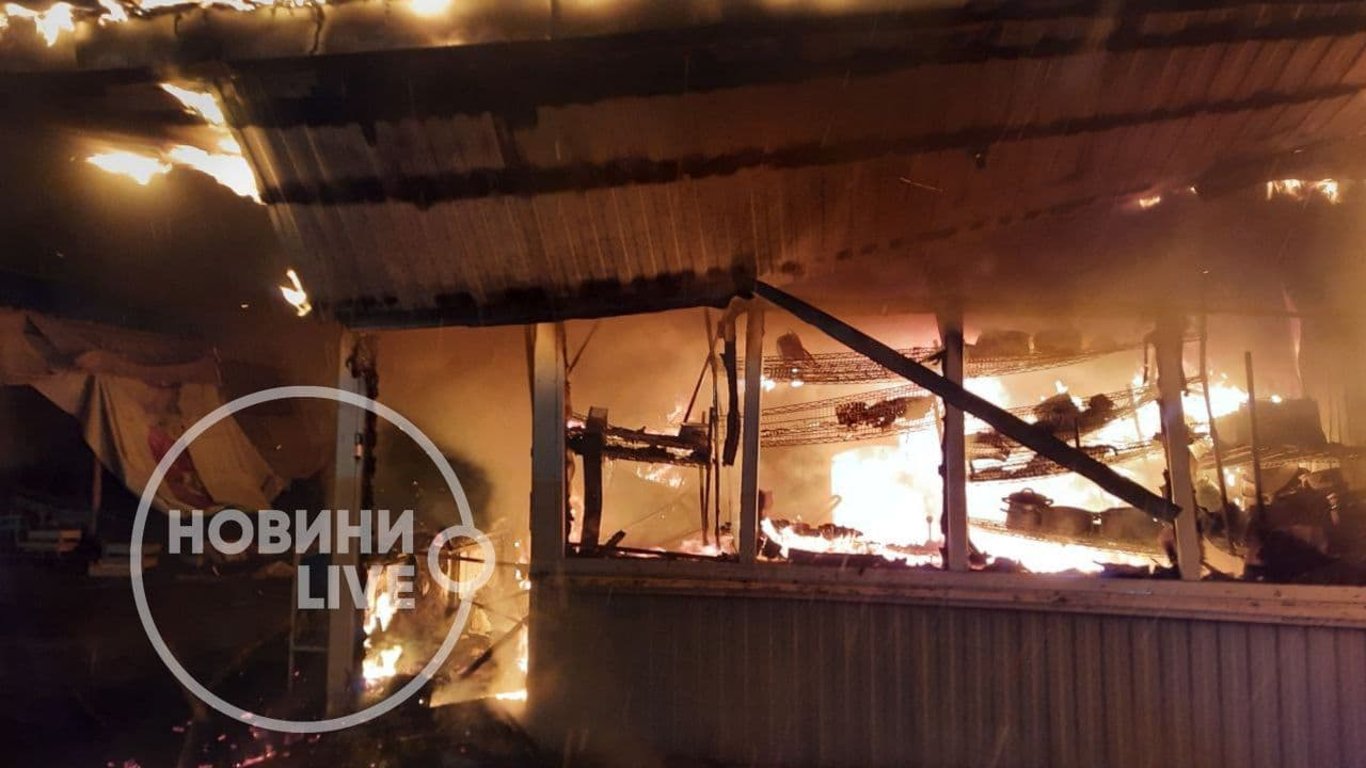 В Киеве на рынке Героев Днепра произошел пожар - фото