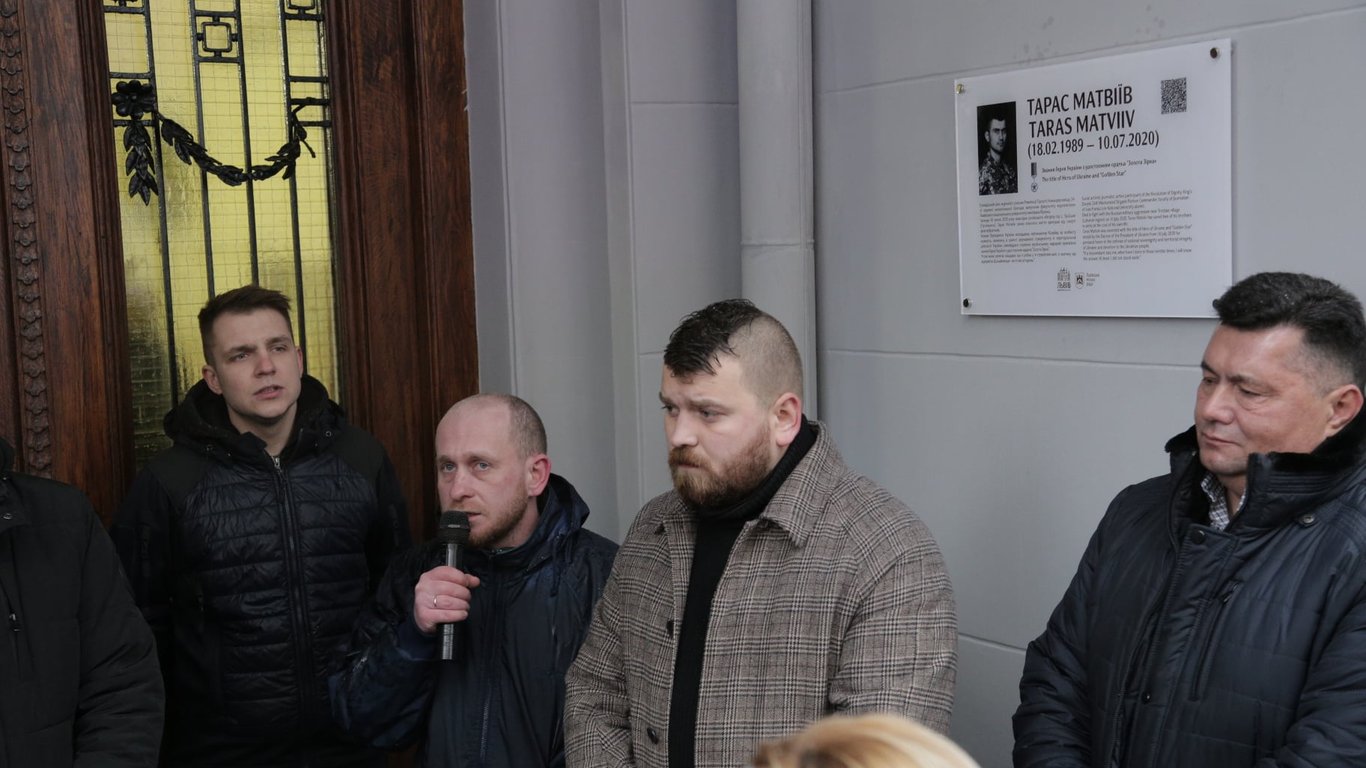 Мемориальная табличка Тарасу Матвееву - во львове установили памятку Герою Украины