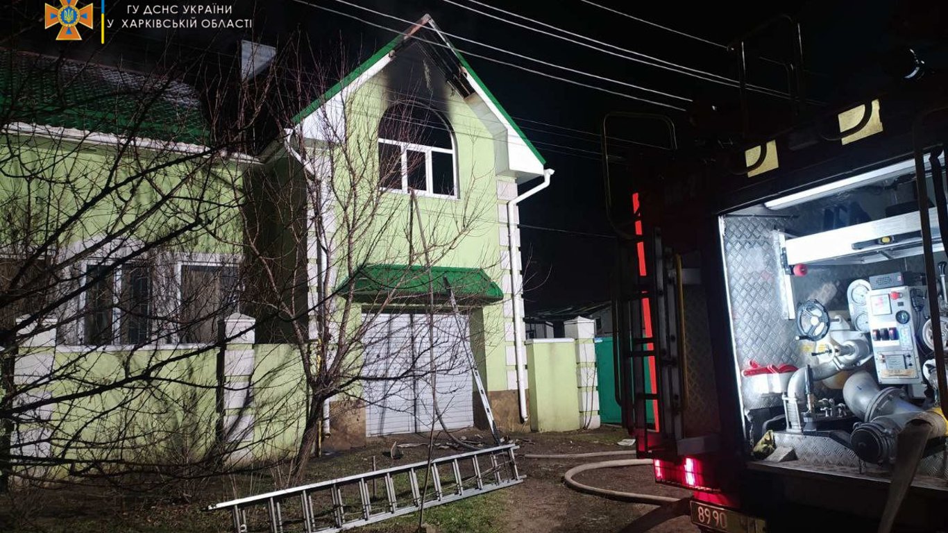 Пожар в Харькове – спасатели не могут попасть в здание