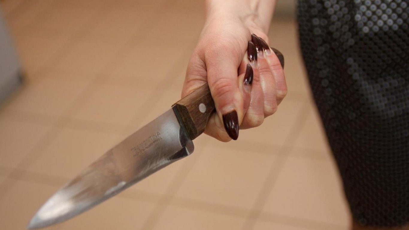 Мать шестерых детей засадила нож в мужа под Киевом