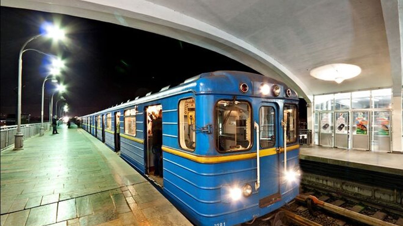 Метро Киев - работу метрополитена продлят на час - причина