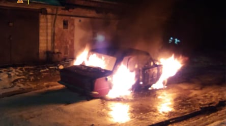 Згоріли вщент: за добу на Львівщині спалахнуло дві автівки. Фото - 285x160