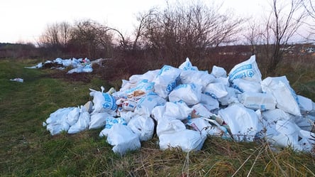 Сотни мешков со строительным мусором: на Львовщине обнаружили незаконную свалку. Фото - 285x160