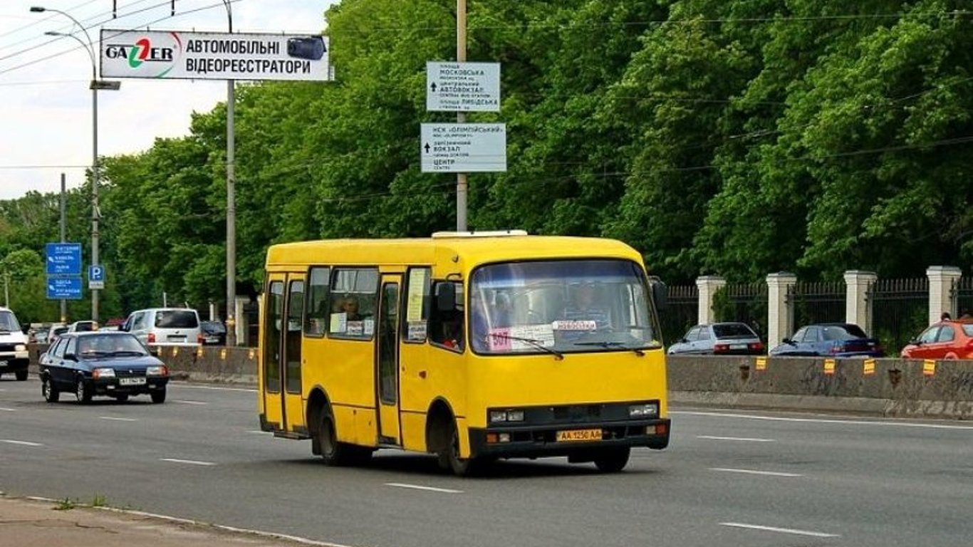 Маршрутки Київ - по Києву їздить маршрутка з дахом, що протікає - відео