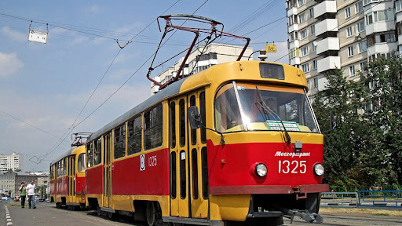 В Харькове пассажиры трамвая толкали трактор