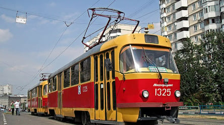 В Харькове заблокированные пассажиры трамвая толкали трактор. Видео - 285x160