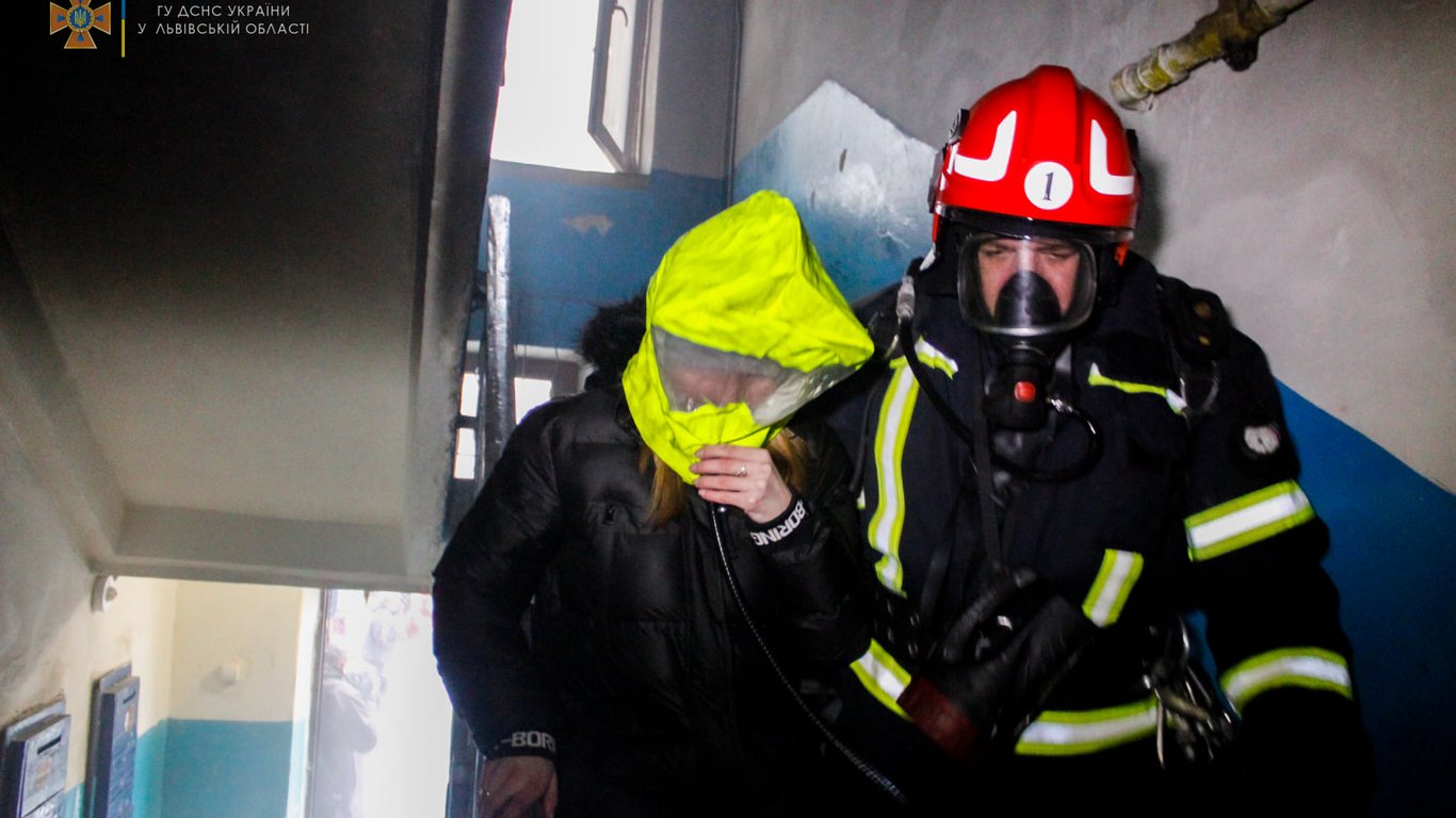 Пожежа у Львові - горів п'ятиповерховий будинок - фото
