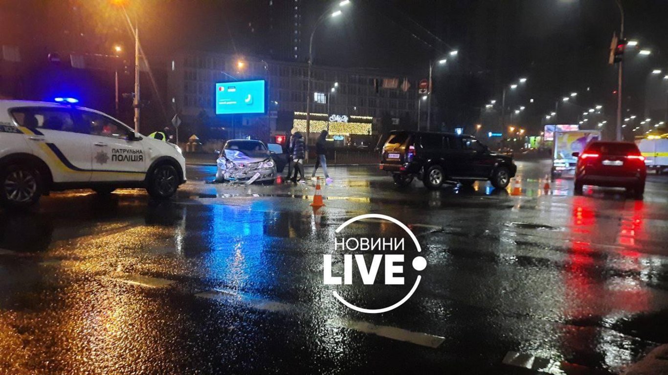 ДТП в Киеве - легковой автомобиль влетел во внедорожник