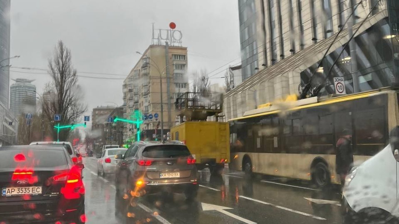 Транспорт в Киеве - тролейбусы остановились из-за обледенения прводов