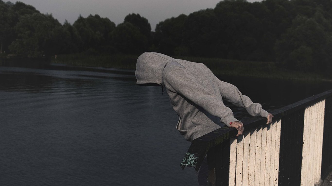 В Харькове мужчина повесился на мосту - фото