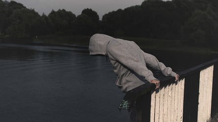 В Харькове мужчина повесился на мосту. Фото 18+ - 285x160