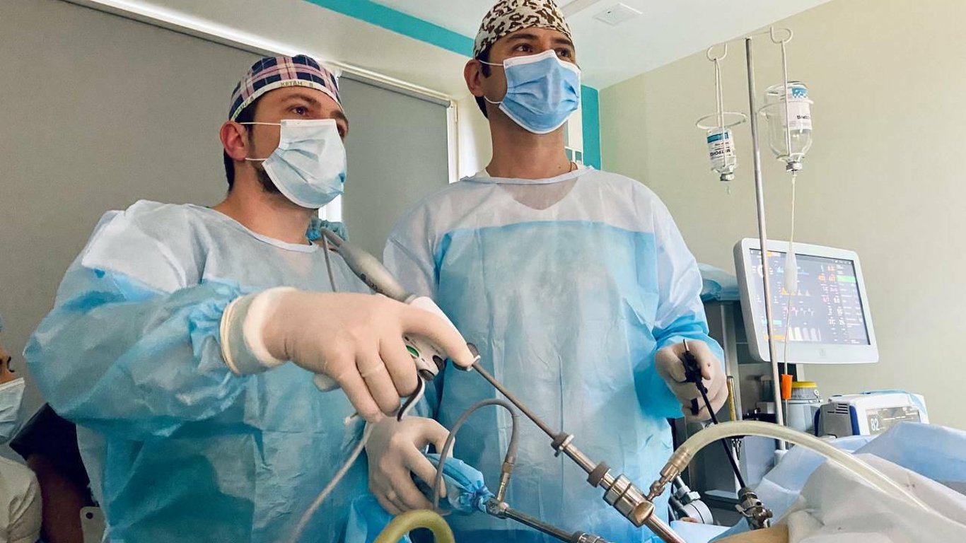 Львовские хирурги прооперировали пациента со сросшимися почками - фото