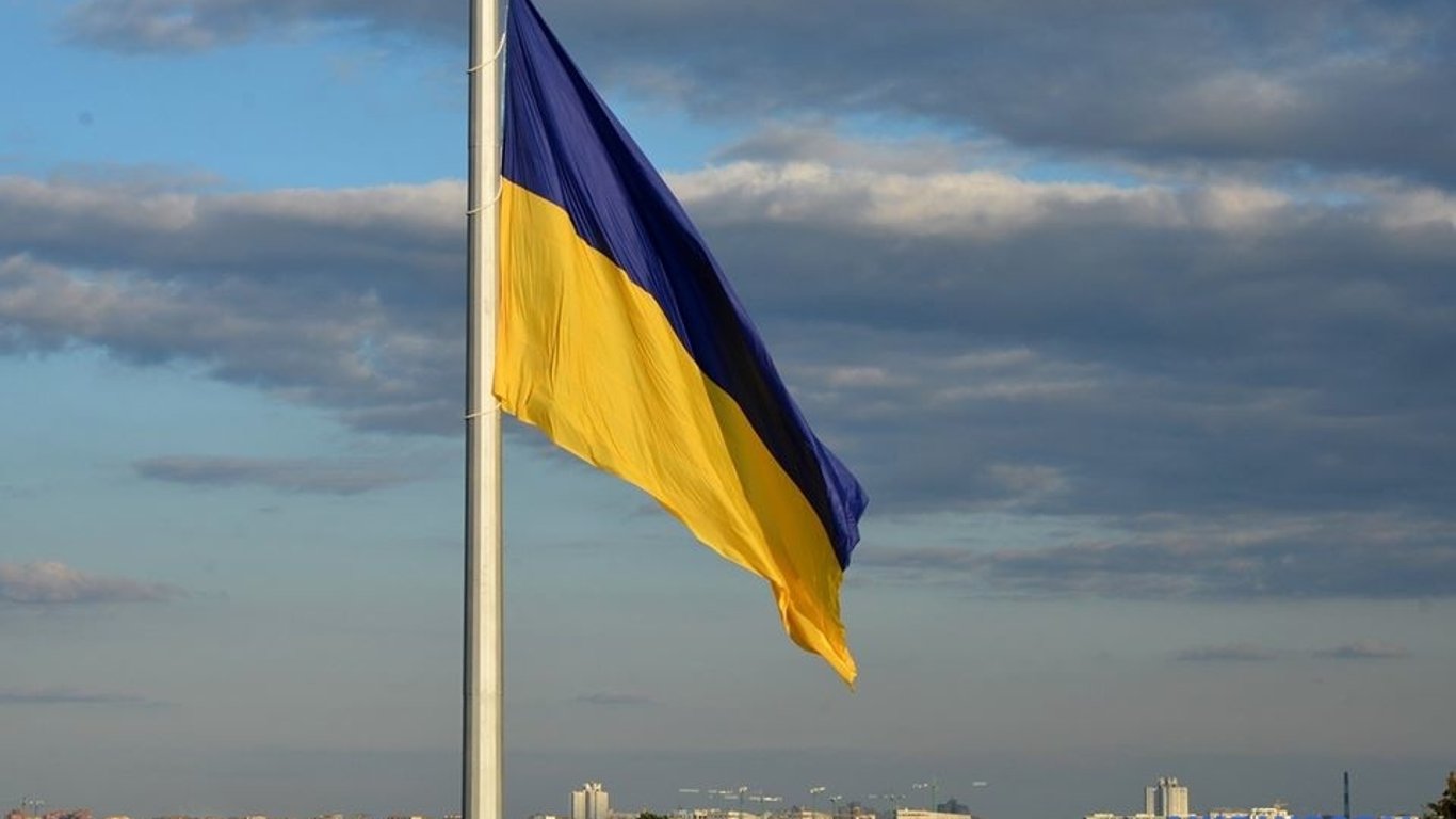 Непогода в Киеве - самый большой флаг в украине разорвало
