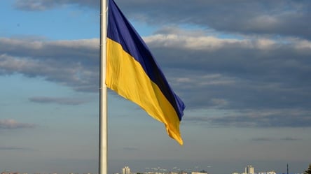 Ненастье в Киеве "разорвало" полотнище самого высокого флагштока Украины - 285x160