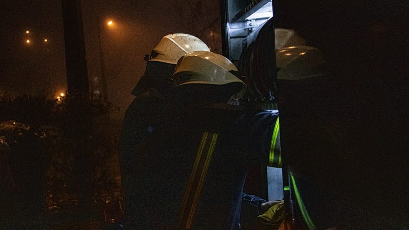 Пожар в Киеве - на Лукьяновке сгорели автомобили