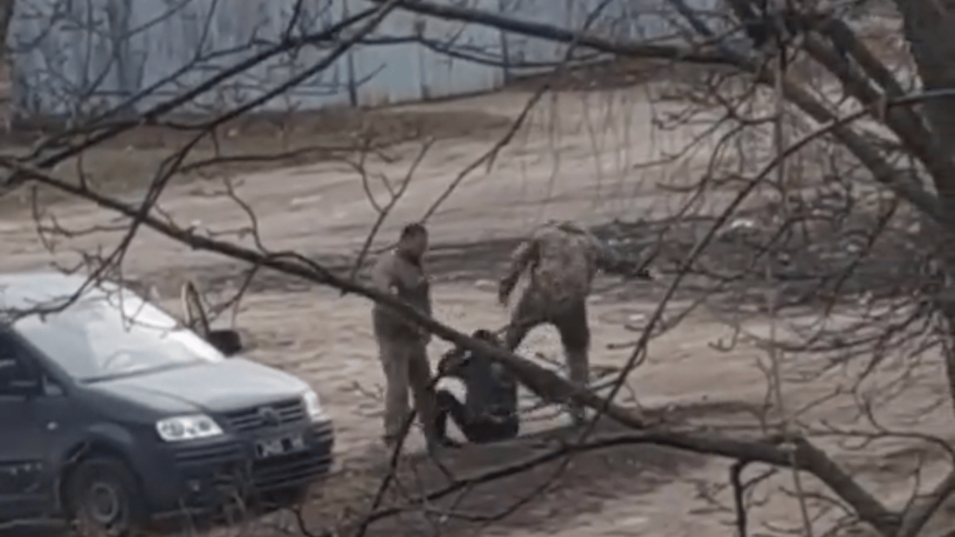 Сумской ТЦК отреагировал на видео драки военных с гражданским