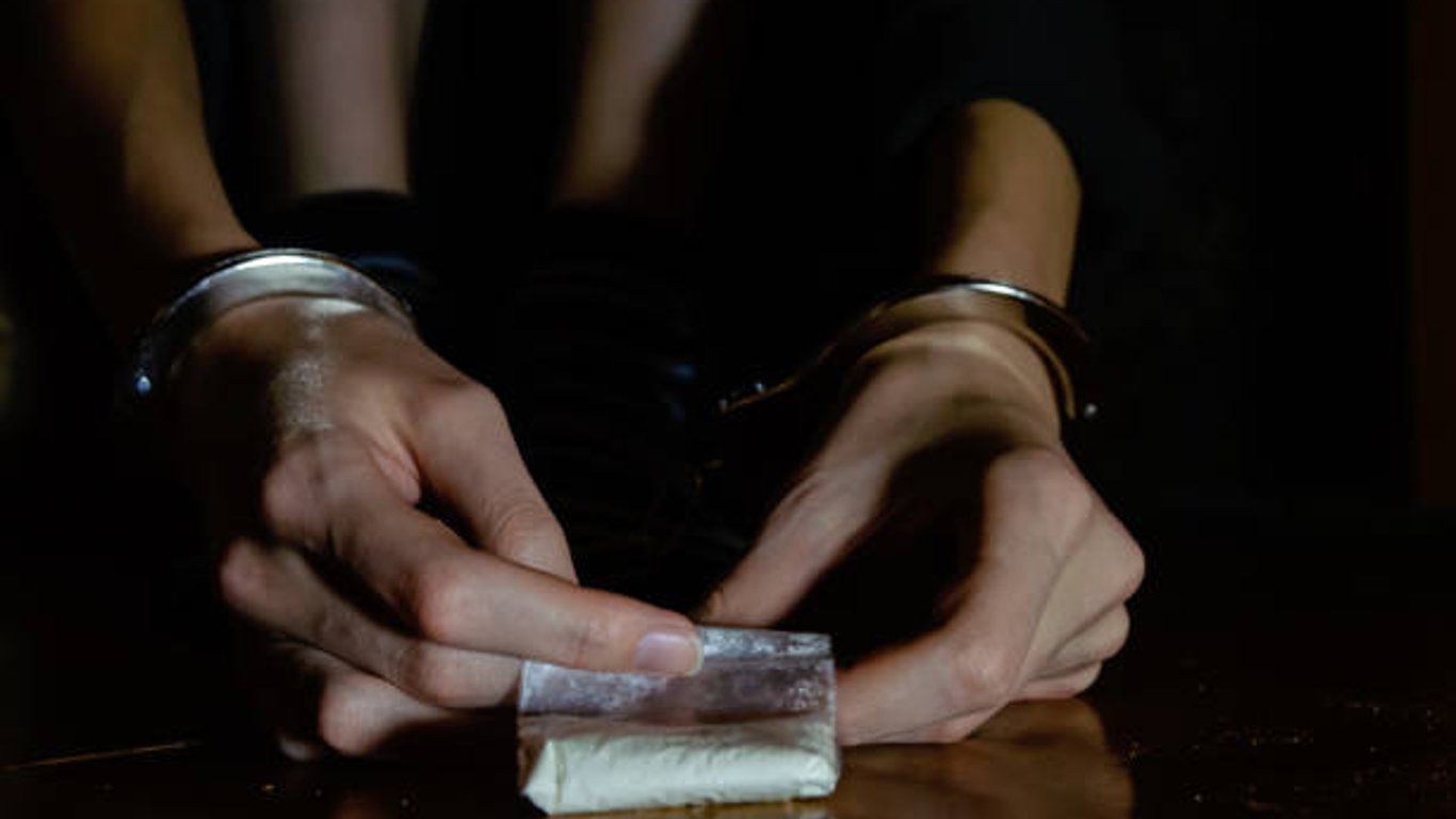 Під Харковом викрили 18-річного наркоторговця зі зброєю – фото