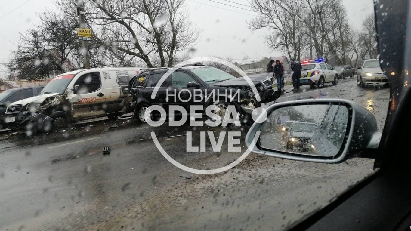 Под Одессой произошло жуткое ДТП - столкнулись сразу три автомобиля