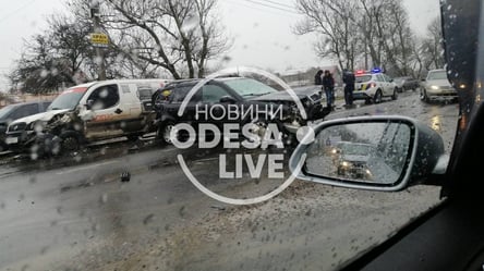 Машины превратились в лом: под Одессой столкнулись три машины. Видео - 285x160