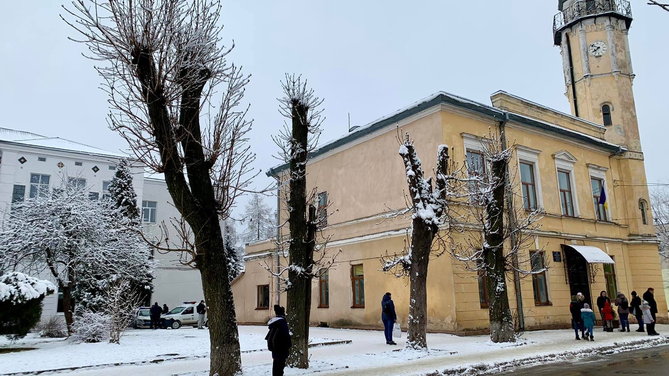 В Яворове заменяли школу №2 - фото с места происшествия