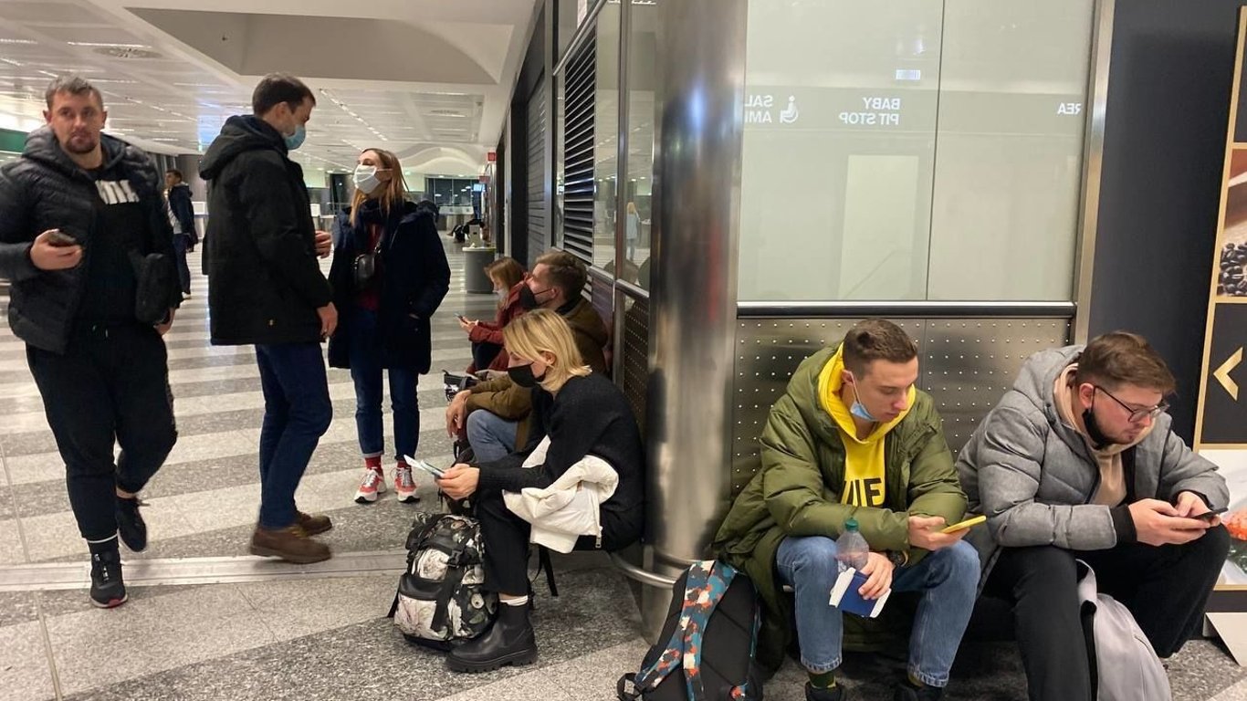 Украинцы застряли в аэропорту Милана – что известно