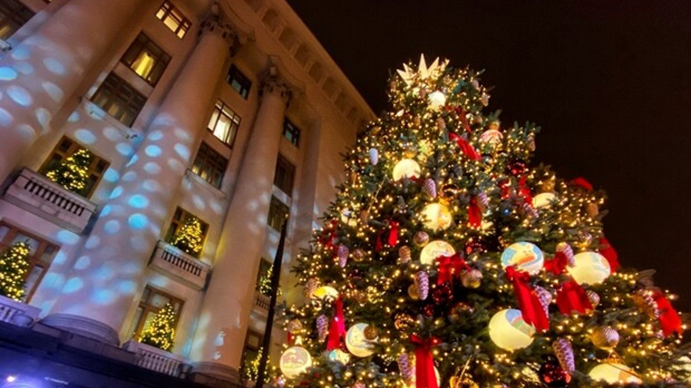 Новый год Киев -  возле Офиса президента появилась живая елка