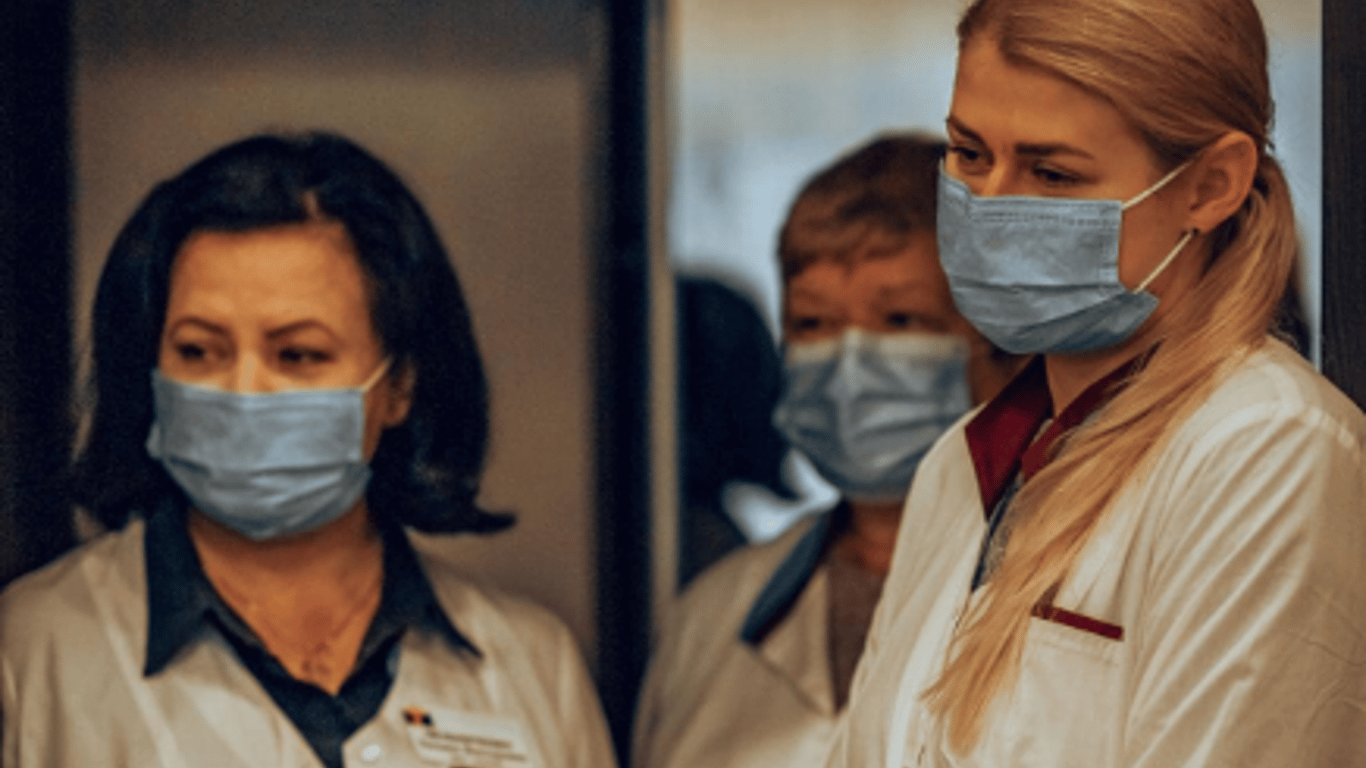 Одесская поликлиника устроила сеанс визажа для тяжелобольных пациентов - фото