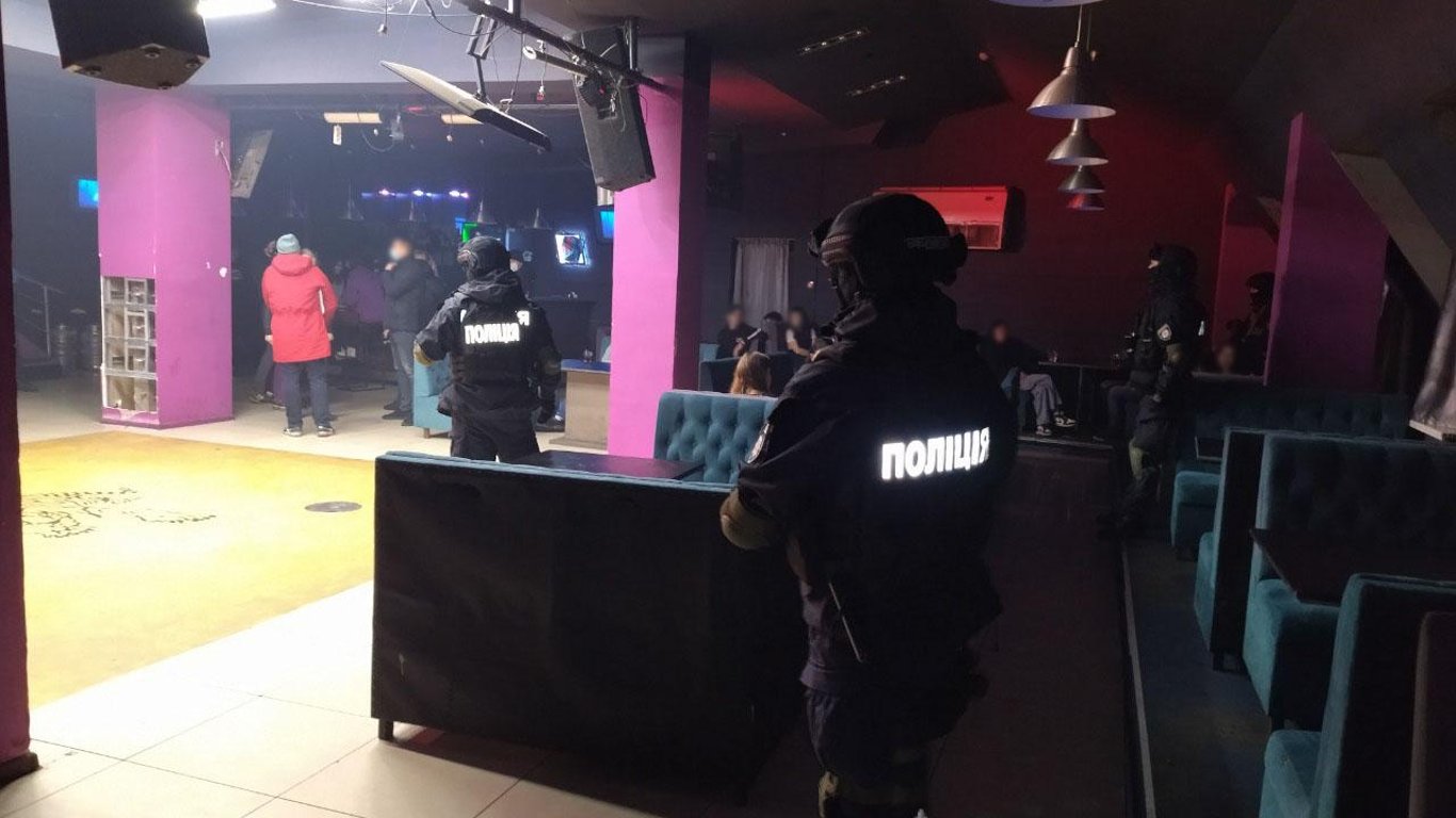 Полиция провела обыск в одном из ночных клубов Харькова