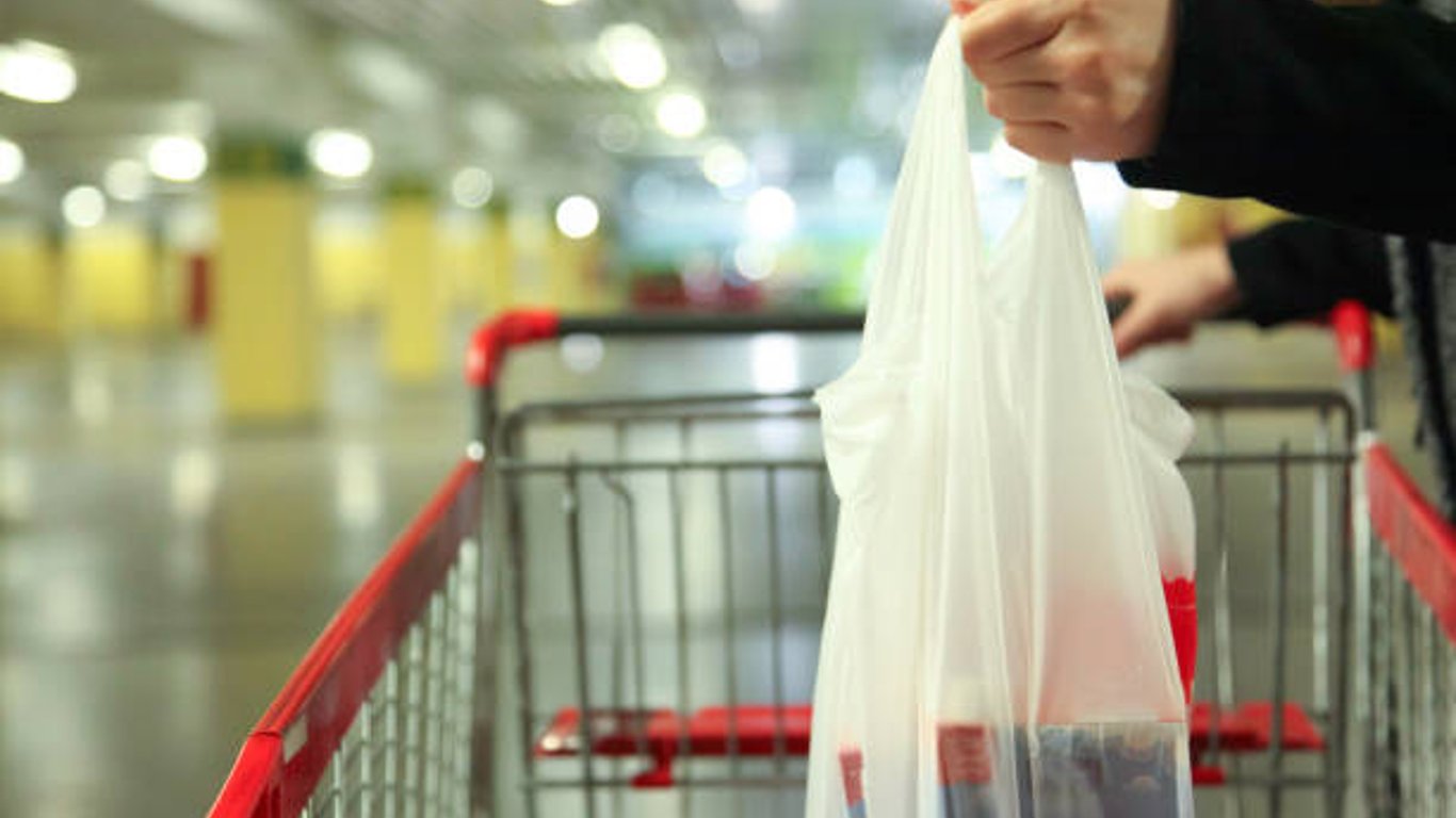 У Харкові пластикові пакетики у супермаркетах стали платними