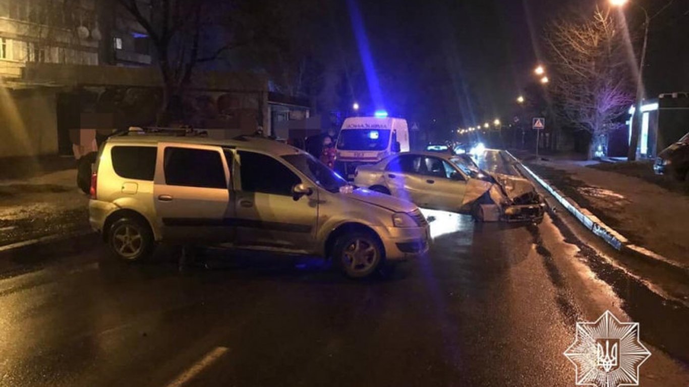 В Харькове ночью на одной из улиц столкнулись два автомобиля
