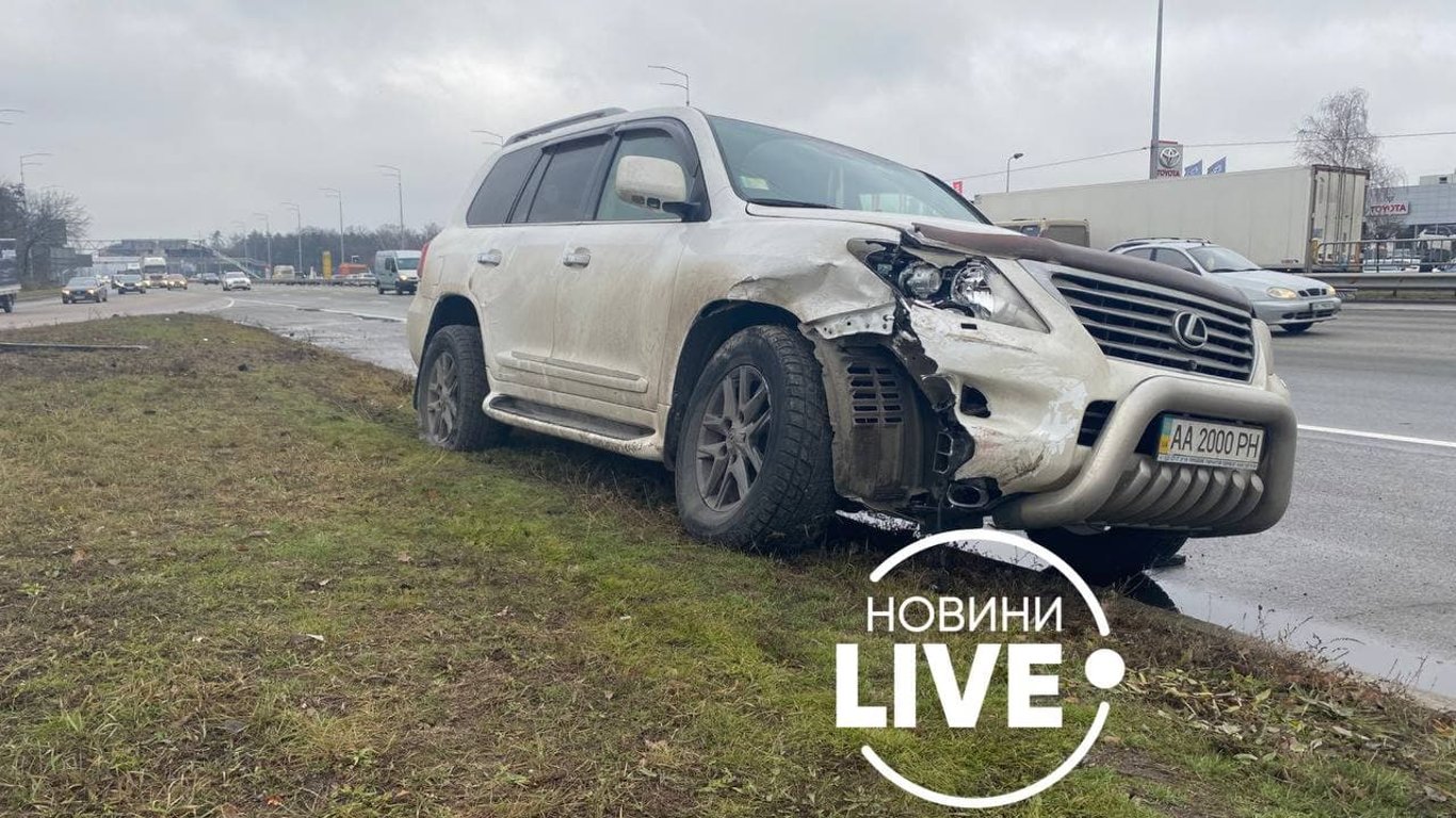 ДТП в Киеве -  на Столичном шоссе внедорожник протаранил авто и снес знак - фото