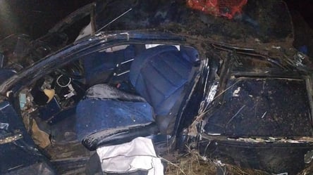 Авто перетворилося на металобрухт: на Одещині водій Toyota Camry врізався у дерево та загинув - 285x160