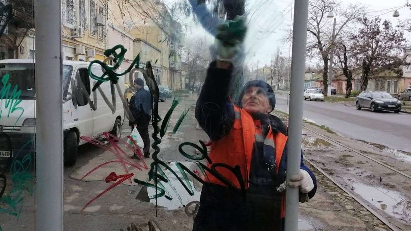 В Одессе вандалы разрисовали остановки вдоль всей улицы Лазарева