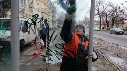 В Одессе вандалы разрисовали все остановки по улице Лазарева. Фото - 285x160