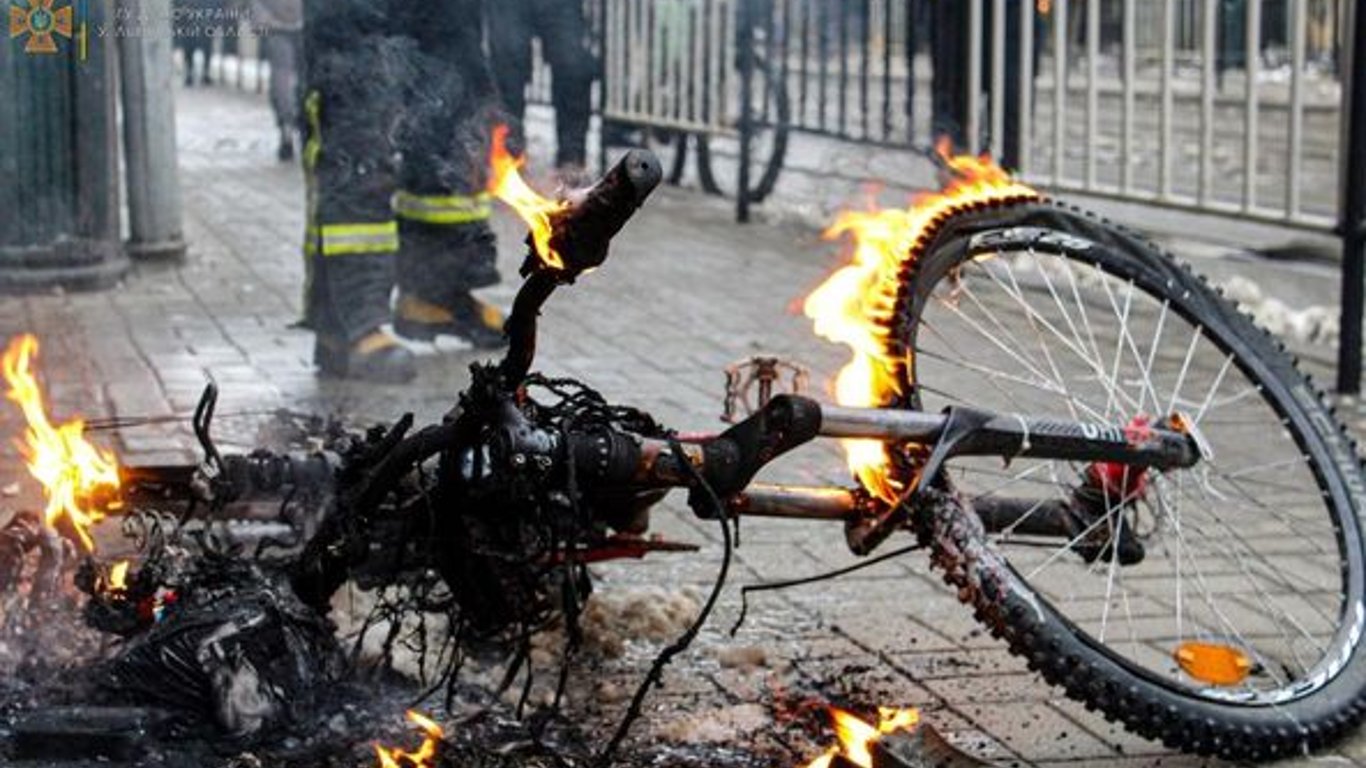 Пожар во Львове - в центре города загорелся электровелосипед - фото