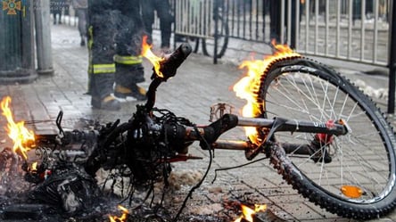 Згорів вщент: у центрі Львова спалахнув електровелосипед. Фото - 285x160