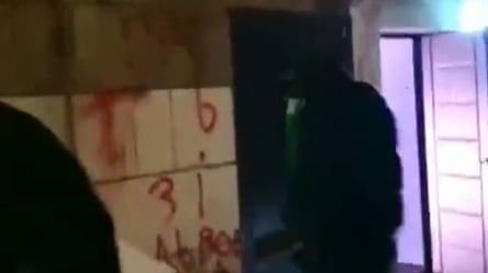 Отримали за знущання над свинею: львівські активісти розмалювали фасад скандального тату-салону - 285x160