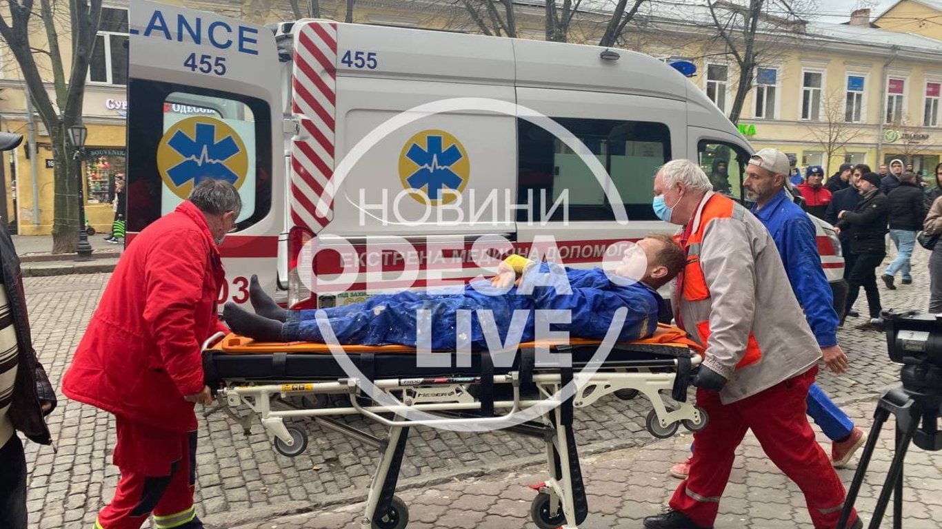 В центре Одессы строитель упал с 3 этажа – его госпитализировали