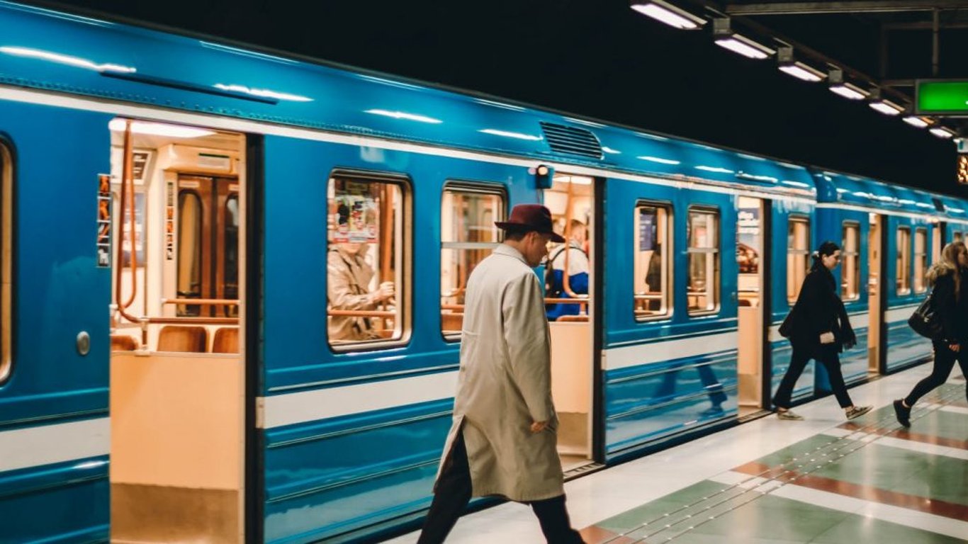 В сети показали фото хулигана, проникшего в тоннель харьковского метро