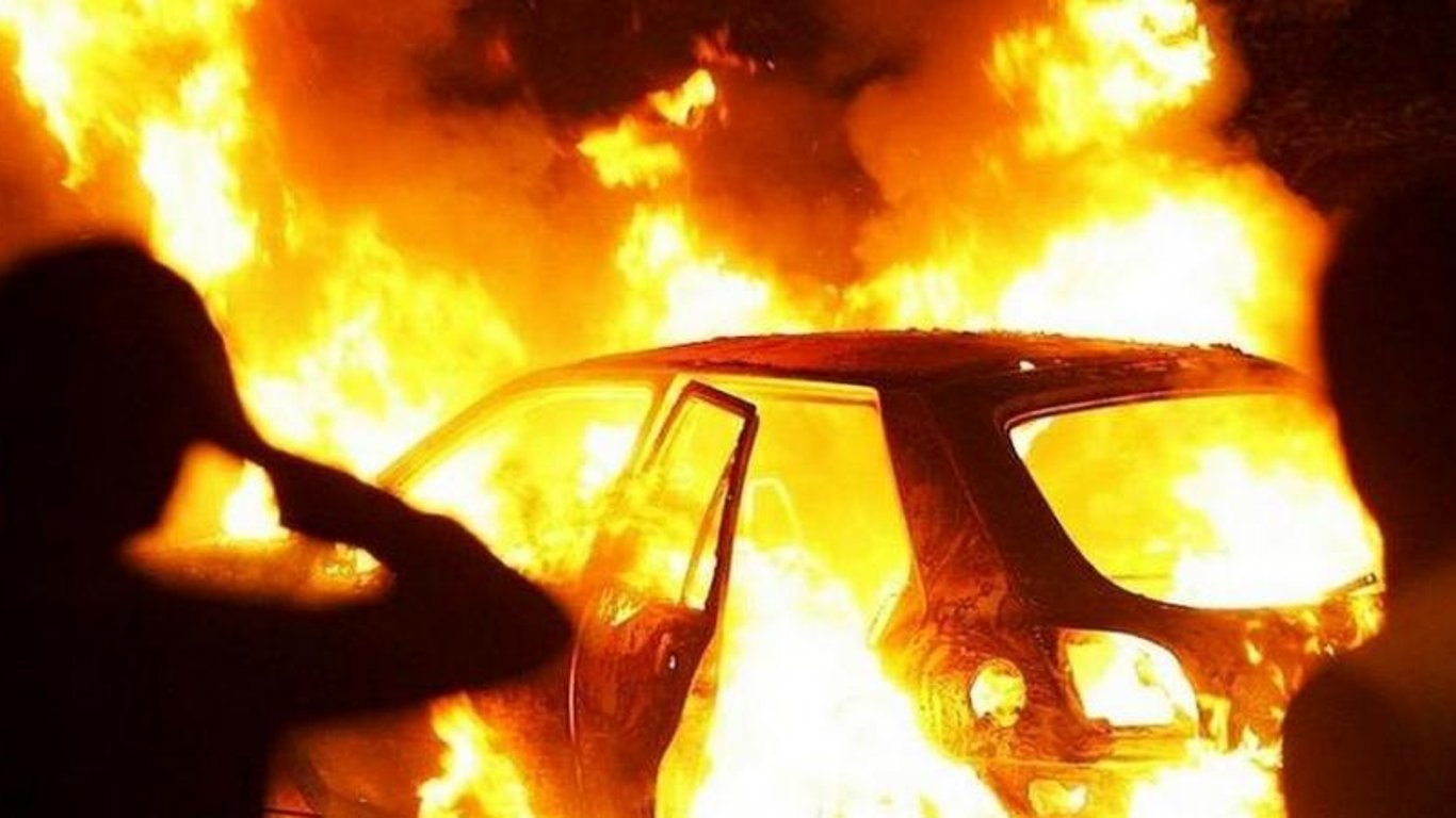 ЧП в Киеве - иномарку на ходу объяло пламя - видео