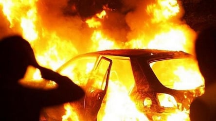 НП у Києві: іномарку на ходу охопило полум'я. Відео - 285x160