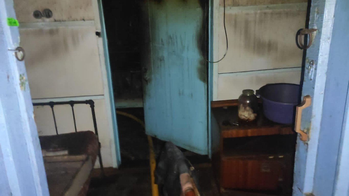 Курил в постели - мужчина сгорел вместе с домом - Новости Киева и области