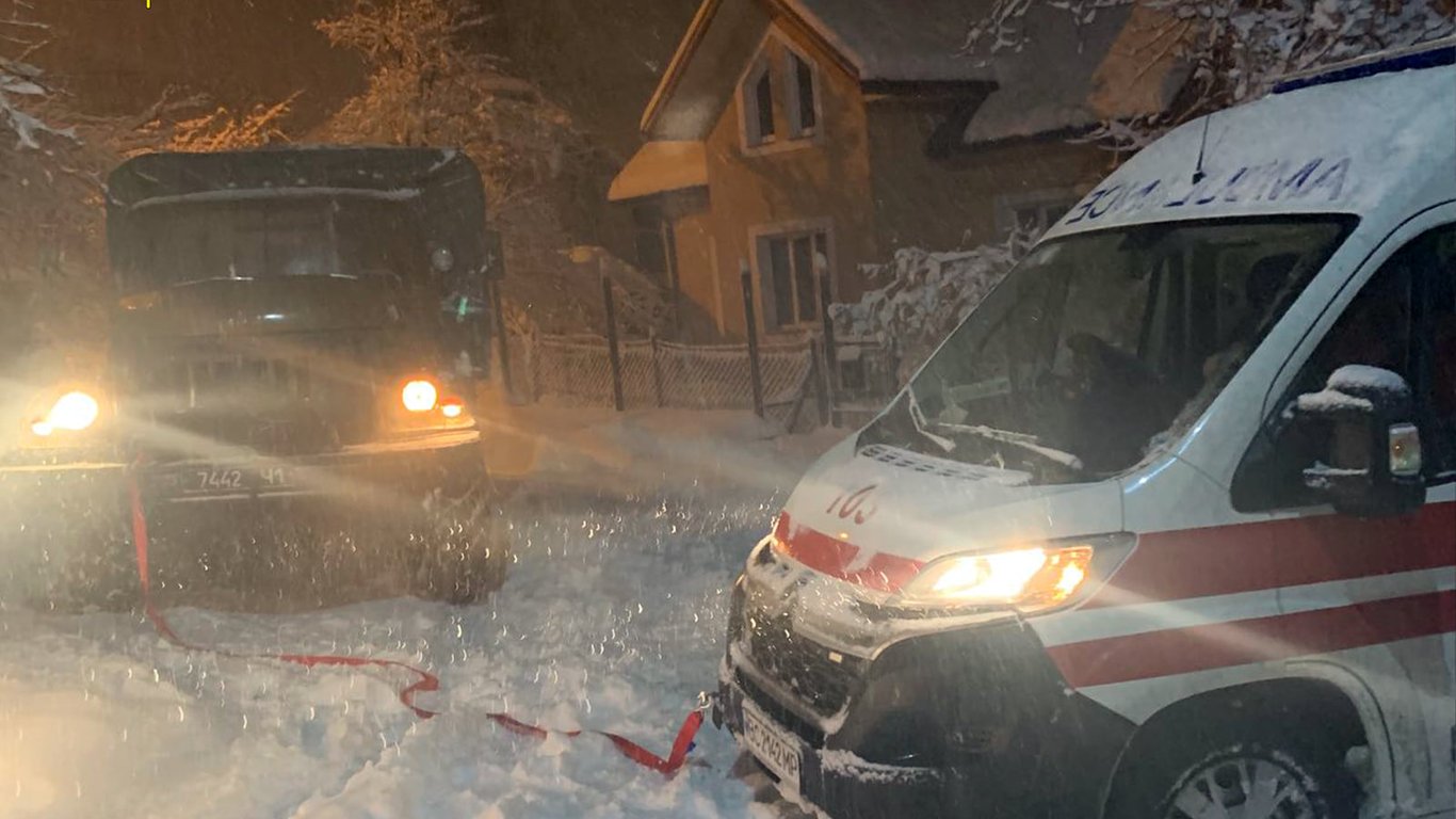 На Львівщині швидка застрягла у снігу - фото