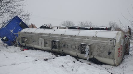 Во Львовской области перевернулась цистерна с глицерином: водителя госпитализировали с обморожением.Фото - 285x160