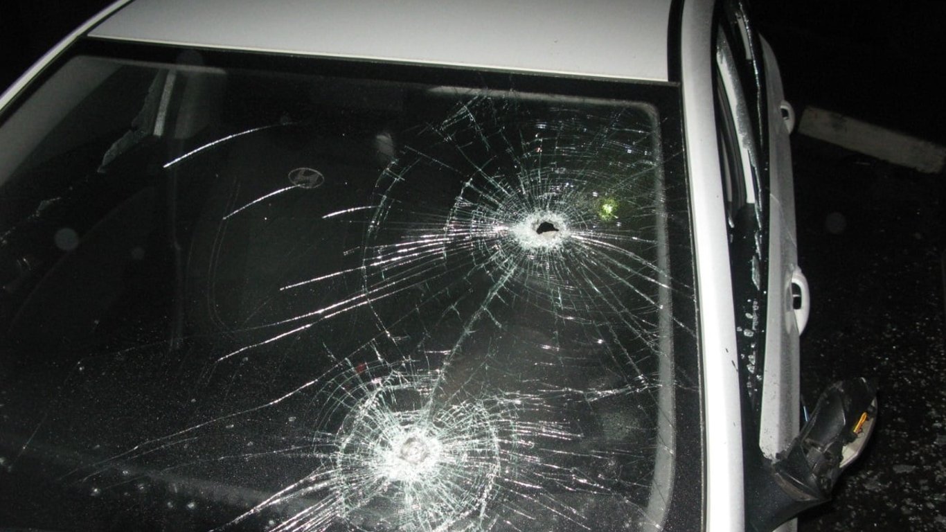 Через ревнощі чоловік пошкодив авто під Києвом - фото