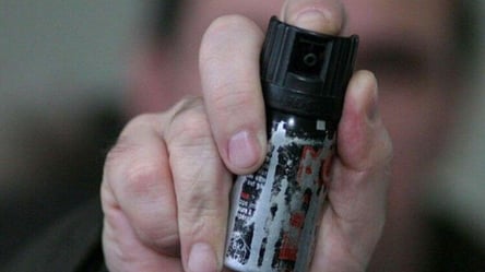 В Одесі чоловік розпилив сльозогінний газ в ресторані, постраждала 4-річна дитина. Відео - 285x160