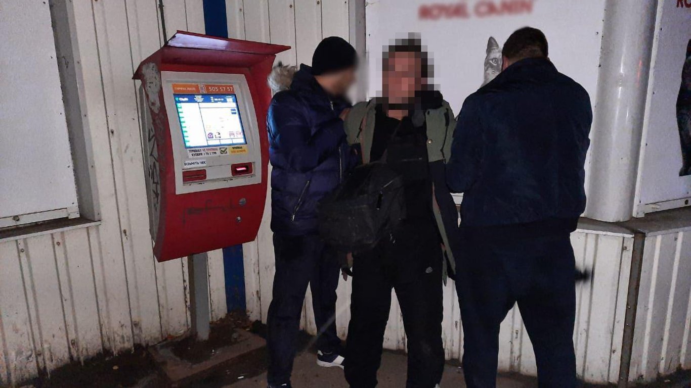 В Харькове мужчина воровал деньги из терминалов