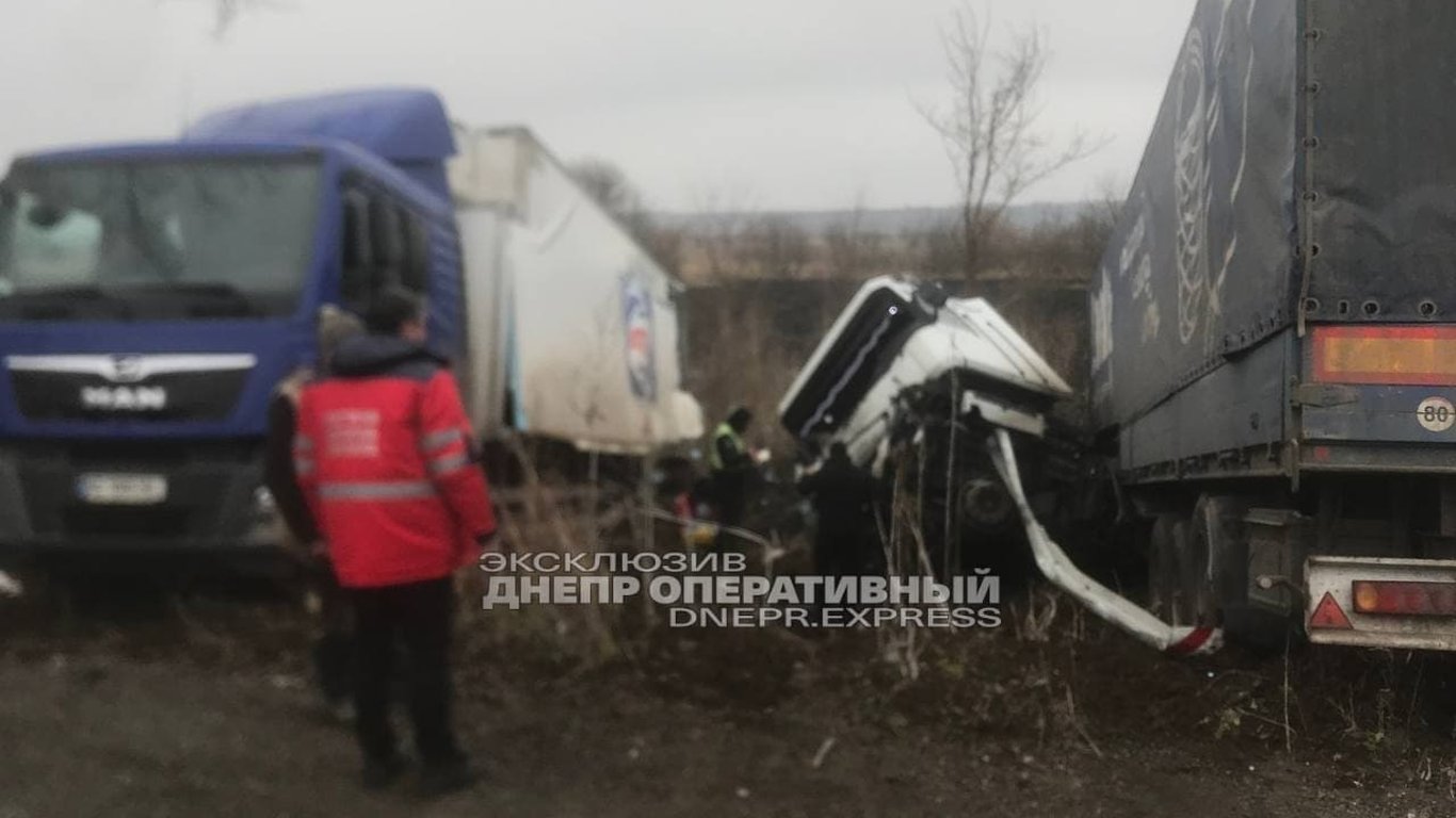 ДТП на Днепропетровщине 13 декабря - в результате столкновения двух грузовиков пострадал человек